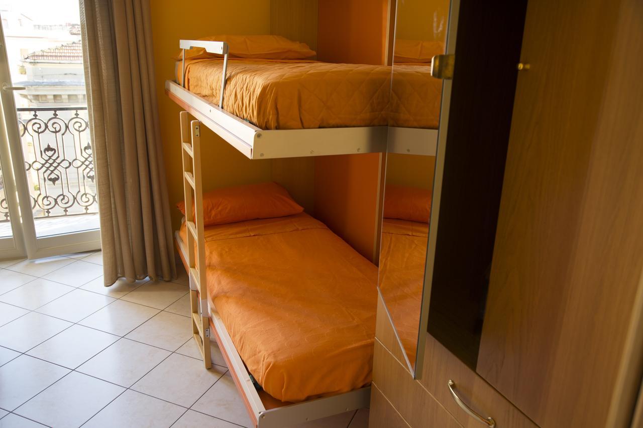 Al Centro E Meglio B&B Napels Buitenkant foto