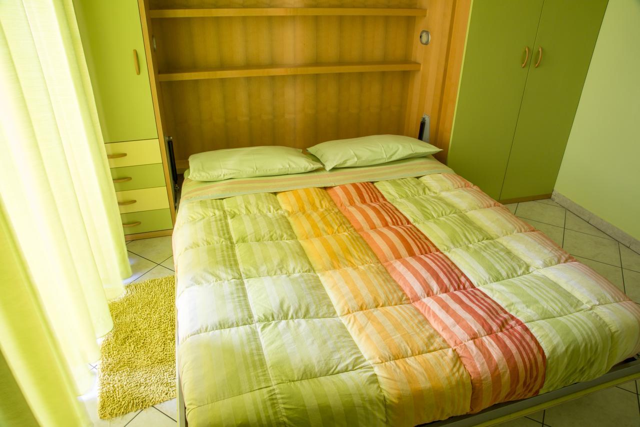 Al Centro E Meglio B&B Napels Buitenkant foto